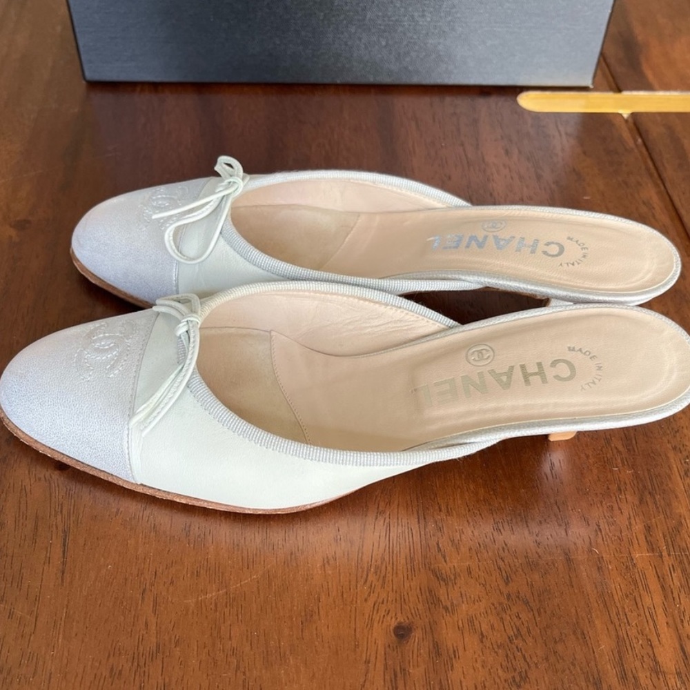 Pale blue lambskin Chanel ballet mule heel silver toe cap - Picture 5 of 12